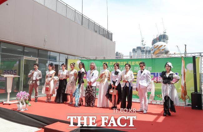 수공예작품으로 만든 옷을 입은 시니어 모델 공연 모습 /시흥시