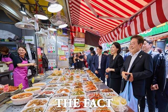 이재명 대통령이 6일 오후 서울 동작구 남성사계시장을 깜짝 방문해 상인들과 이야기를 나누고 있다. /대통령실