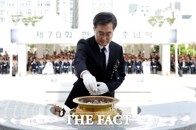 6일 오전 수원 현충탑에서 열린 제70회 현충일 추념식에서 김동연 경기도지사가 헌화 및 분향을 하고 있다./경기도