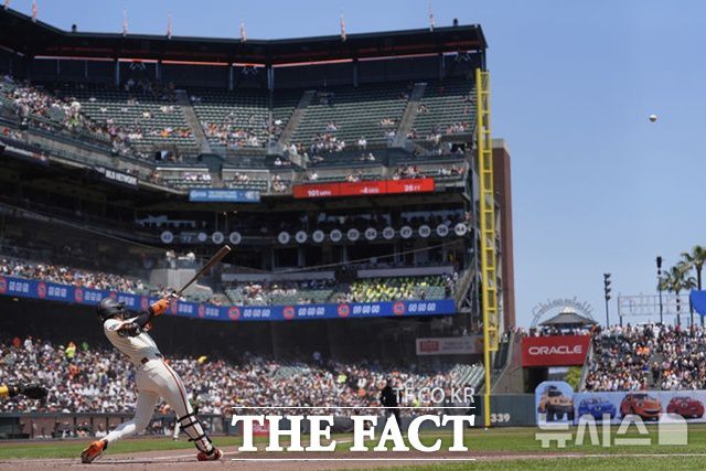 이정후가 6일(한국시간) 샌디에이고전에서 1회말 우중간 2루타를 때리고 있다. 시즌 17번째 2루타다. /샌프란시스코=AP.뉴시스