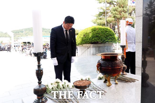김진경 경기도의회 의장이 제70회 현충일인 6일 시흥시 현충탑에서 고개 숙여 호국 영령을 기리고 있다./경기도의회