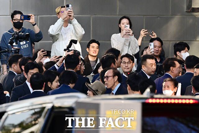 윤석열 전 대통령이 4월 11일 오후 서울 서초동 아크로비스타로 이사하며 주민들의 환영을 받고 있다. 뒤쪽엔 윤 전 대통령을 뒤따르는 김건희 여사의 모습./남윤호 기자