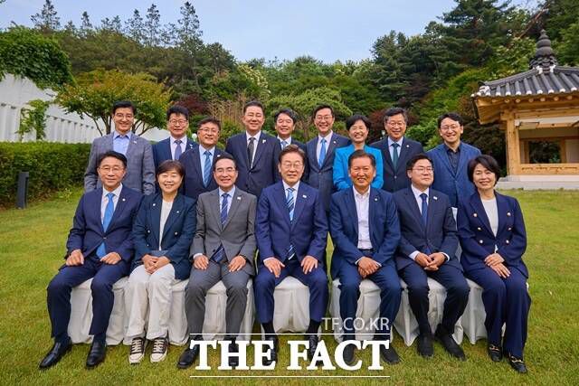 이재명 대통령이 7일 오후 박찬대 당대표 직무대행 겸 원내대표와 정청래 전 최고위원, 원내대표 선거에 나선 김병기·서영교 의원과 초대 국무총리로 지명된 김민석 수석최고위원 등을 한남동 관저 만찬에 초청해 기념사진을 찍고 있다. /대통령실