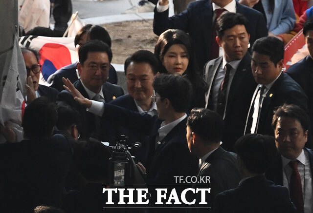 내란 우두머리 혐의를 받아 파면된 윤석열 전 대통령과 김건희 여사가 4월 11일 서울 서초구 아크로비스타 사저로 복귀하고 있다. /박헌우 기자