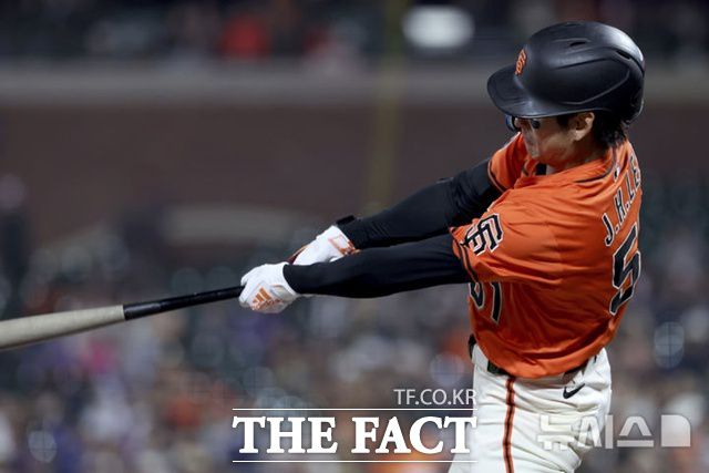 이정후는 6월 들어 타격에 변화를 줬다. 스트라이크존에 들어오면 초구부터 기다리지 않고 공격을 하는 '닥공' 작전이다. 이로 인해 오히려 '볼넷'이 증가하는 현상을 보이고 있다. /샌프란시스코=AP.뉴시스