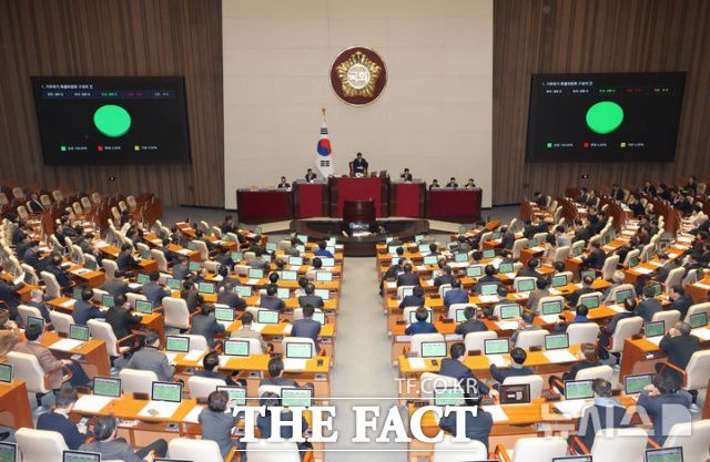 개정된 법안이 국회 본회의를 통과해 국무회의를 통해 공포되면 공직선거법 위반 혐의는 '면소' 판결을 받게 되고, 이외에 4개의 재판도 재임 중에는 진행할 수 없게 될 것으로 보인다./뉴시스