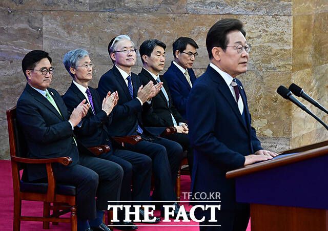 우원식 국회의장과 조희대 대법원장, 김형두 헌법재판소장 권한대행, 이주호 대통령 권한대행 부총리 겸 교육부 장관, 노태악 중앙선거관리위원장 등 5부요인(왼쪽부터)이 4일 오전 11시 서울 여의도 국회에서 열린 취임선서에 참석해 박수를 치고 있다. /국회=배정한 기자