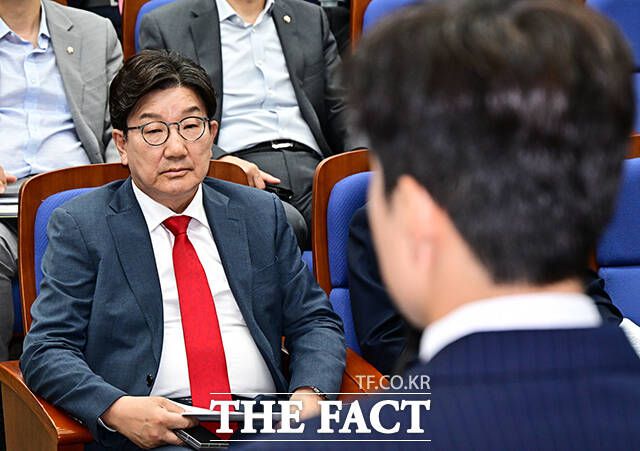 모두발언하는 김용태 비상대책위원장 바라보는 권성동 원내대표.