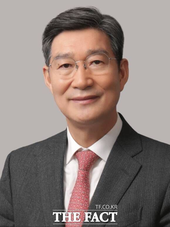 이런 배경에서 이 대통령은 검찰개혁과 조직 통제라는 이중과제를 해결하기 위해 '적을 알아야 적을 이긴다'는 논리로 검찰 출신을 기용한 것으로 해석된다. 오광수 신임 민정수석 사진. /대통령실 제공