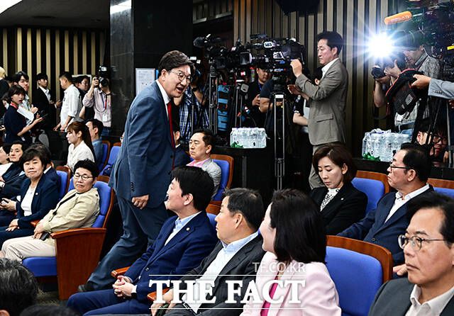 김용태 비상대책위원장 모두발언 들은 뒤 회의장 떠나는 권성동 원내대표.