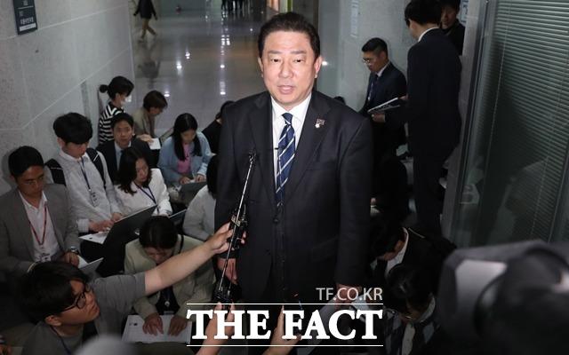 김병기 의원은 5일 국회 소통관에서 기자회견을 열고 처음으로 출마를 공식화했다. 그는 "최고의 당정관계를 만들어 국정과제가 원활히 수행될 수 있도록 최선을 다하겠다"며 "저는 누구보다 이 대통령의 국정철학을 깊이 이해하고 있다고 자부한다"고 밝혔다. /뉴시스