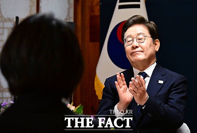 다만 민주당 내부에서는 전반적으로 "출신보다 방향이 중요하다"는 판단 아래 비교적 신중한 수용 분위기가 감지된다. 검찰 특수부 출신을 기용한 이번 선택에는 문재인 정부 시절 조국 민정수석이 겪었던 '검찰 장악 실패'의 쓰라린 교훈이 녹아있다는 분석이 다수다./배정한 기자