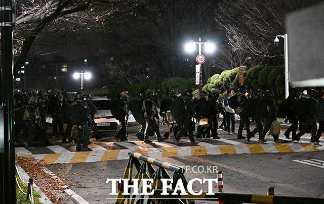 윤석열 대통령이 2024년 12월 3일 밤 '비상계엄' 선포를 한 가운데 서울 여의도 국회에서 군인들이 이동을 하고 있다. /국회=배정한 기자