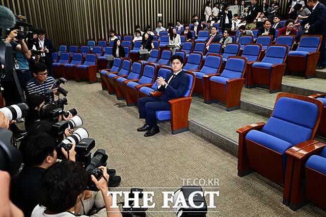 취재진의 관심과 의원들의 무관심...생각에 잠긴 김용태.