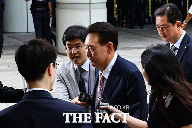 윤 전 대통령은 이날 취재진의 '대선 결과를 어떻게 봤는가' '국회의원 끌어내라는 지시 진짜 안 했나' 등 질문에 묵묵부답으로 일관한 채 법정으로 향했다. /사진공동취재단