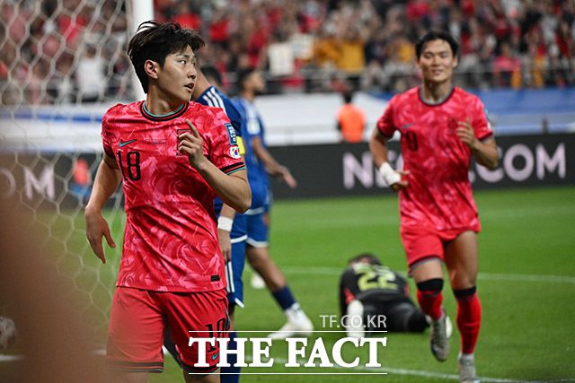 이강인이 10일 오후 서울 마포구 서울월드컵경기장에서 열린 2026 국제축구연맹(FIFA) 북중미 월드컵 아시아 3차 예선 쿠웨이트전에서 득점 후 기뻐하고 있다./서울월드컵경기장=남용희 기자