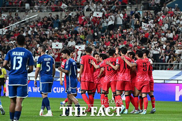 전진우가 10일 오후 서울 마포구 서울월드컵경기장에서 열린 2026 국제축구연맹(FIFA) 북중미 월드컵 아시아 3차 예선 쿠웨이트전에서 득점 후 동료들의 축하를 받고 있다./서울월드컵경기장=남용희 기자