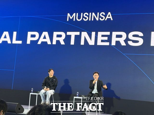 이승진 무신사 본부장(왼쪽)과 박준모 무신사 대표가 기자들의 질의응답에 답하고 있다. /문화영 기자