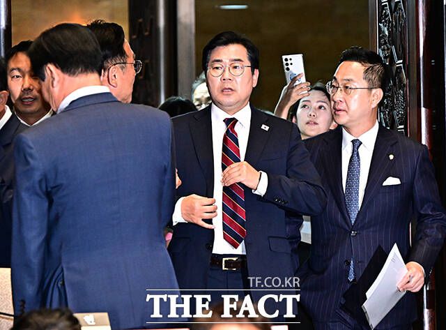 서울고법의 이 대통령 재판 기일 추정(추후 지정) 결정에도 민주당은 형소법 개정안을 예정대로 처리하겠다고 못박았다. 박찬대 당대표 직무대행 겸 원내대표가 5일 오후 서울 여의도 국회에서 열린 의원총회에 참석한 모습./배정한 기자