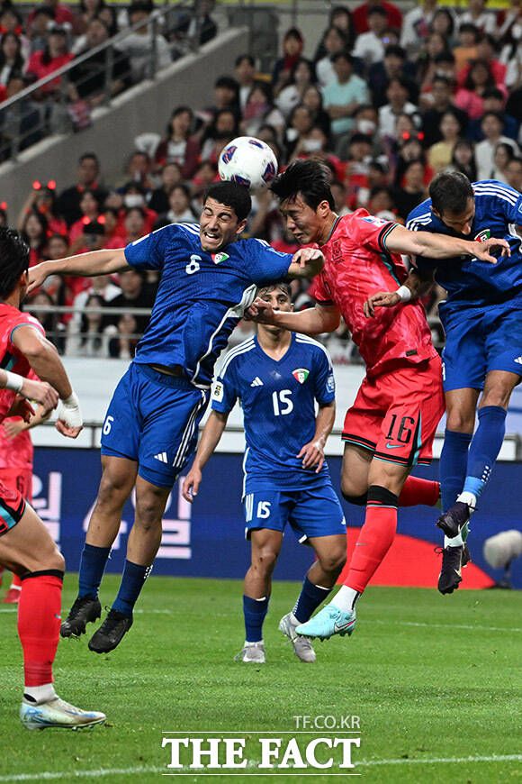 이한범이 10일 오후 서울 마포구 서울월드컵경기장에서 열린 2026 국제축구연맹(FIFA) 북중미 월드컵 아시아 3차 예선 쿠웨이트전에서 볼경합을 시도하고 있다./서울월드컵경기장=남용희 기자