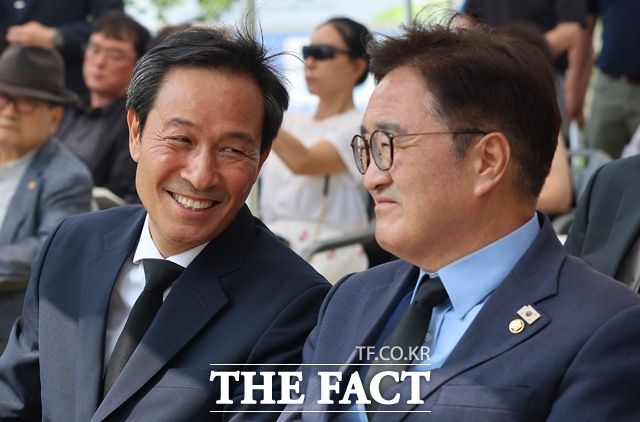 우상호 대통령실 정무수석이 10일 우원식 국회의장과 여야 지도부를 예방한다. 우 수석(왼쪽)과 우 의장이 9일 오후 서울 마포구 연세대 이한열동산에서 열린 제38주기 이한열 추모제에서 대화를 나누고 있다. /뉴시스