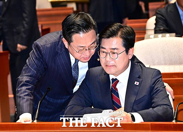 민주당은 현재 14명인 대법관 수를 30명으로 늘리는 내용이 담긴 법원조직법 개정안과 허위사실공표죄 구성 요건에서 '행위'를 삭제하는 내용을 핵심으로 하는 공직선거법 개정안 처리를 추진 중이다. 박 직무대행(오른쪽)이 5일 오후 국회에서 열린 의원총회에 참석해 박성준 원내수석부대표와 논의하는 모습./배정한 기자