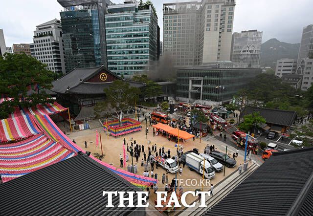 불이 난 건물은 지상 4층과 지하 4층규모로, 연면적은 1만7050.49㎡다. 불이 난 건물과 연결된 불교중앙박물관에서는 국보와 보물 등 문화재 33점이 전시 중이었다. /서예원 기자