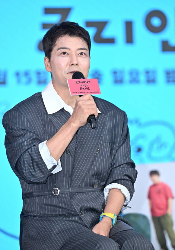 방송인 전현무는 '크레이지 리치 코리안' 제작발표회에서 "관심 없는 분야의 누군가가 나와도 보다 보면 느끼는 것이 있는 유익하고 재미있는 공영방송에서 할 수 있는 콘텐츠"라고 전했다. /KBS2