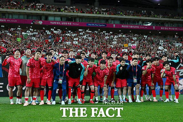 쿠웨이트전 4-0 승리를 거둔 뒤 붉은악마 응원단과 함께 기념촬영하는 대표팀 선수들.