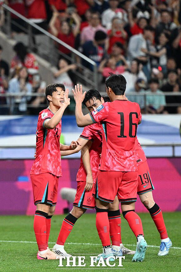 동료들의 축하 받는 이재성(왼쪽).