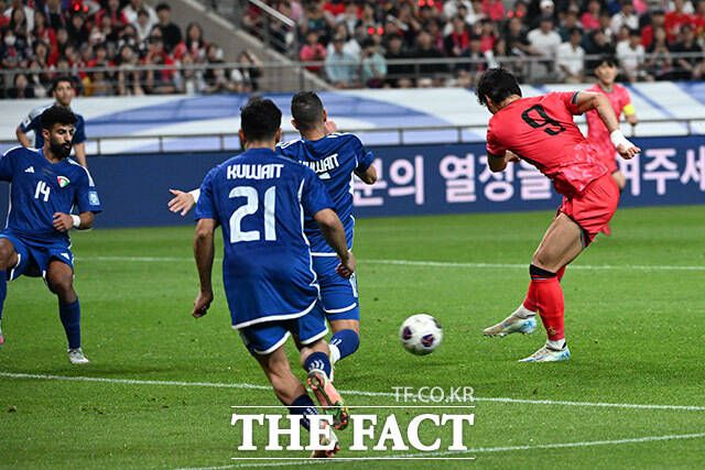 강한 슈팅으로 세 번째 득점 만드는 오현규.