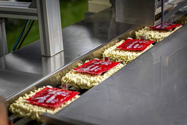 삼양식품 제2공장에서 불닭볶음면 봉지라면 생산 공정이 이뤄지고 있다. /삼양식품