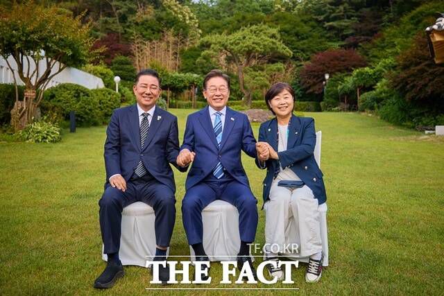 김병기 의원(왼쪽)은 지난 9일 '당원 동지들께 드리는 글'에서 "이 대통령이 나아가는 길에 놓인 걸림돌을 치우고, 철저하고 비타협적으로 내란종식을 완수할 도구로 '최종병기' 저 김병기를 써달라"며 "어설픈 타협이 아닌 제압과 항복을 받아낼 배짱 있는 장수가 필요하다"는 강경 발언을 쏟아냈다. 사진은 이재명 대통령이 지난 7일 서울 한남동 대통령 관저에서 열린 민주당 지도부 초청 만찬에서 김 의원, 서영교 의원과 기념촬영을 하고 있는 모습./ 뉴시스