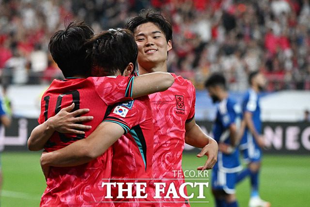 축하 받는 이강인(왼쪽).