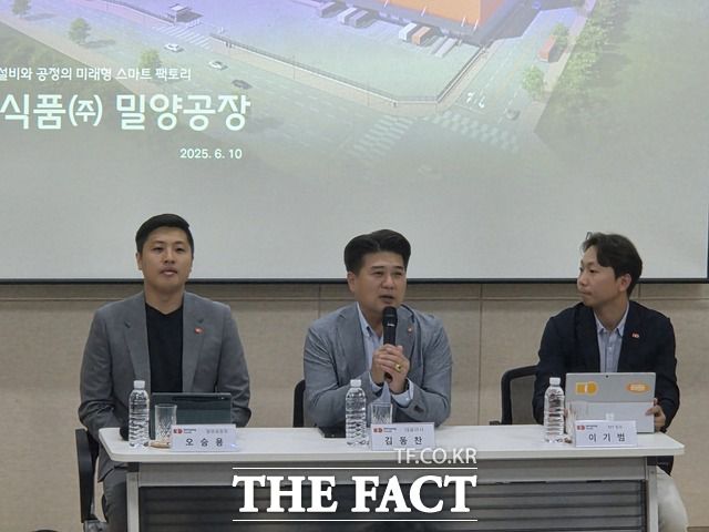 지난 10일 경상남도 밀양시 삼양식품 밀양공장에서 김동찬 삼양식품 대표이사(가운데)가 삼양식품 공장 증설, 수출 전략에 대해 설명하고 있다. /밀양=우지수 기자