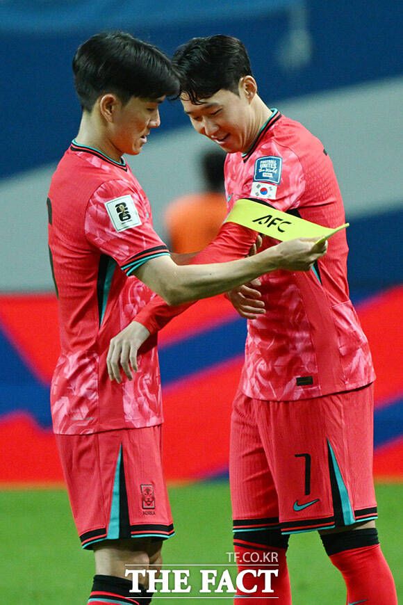 손흥민(오른쪽)에게 주장 완장 전달하는 황인범.