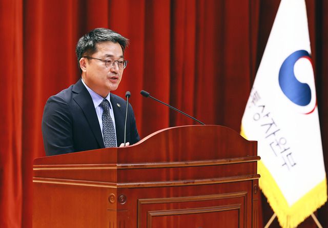 문신학 산업통상자원부 신임 1차관이 11일 정부세종청사에서 열린 취임식에서 산업정책, 기후에너지부 등에 대한 비전을 밝혔다. / 산업부