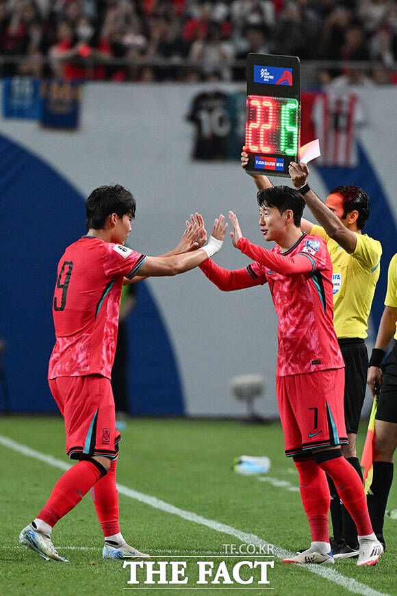 교체 출전하는 손흥민(오른쪽).