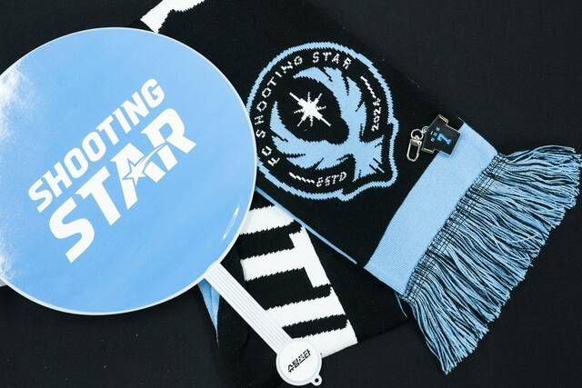 용인미르스타디움 경기장 입구 인근에서 FC슈팅스타의 굿즈 스토어가 열렸다. 스토어에서는 유니폼, 부채, 키링 등이 판매됐다. /쿠팡플레이