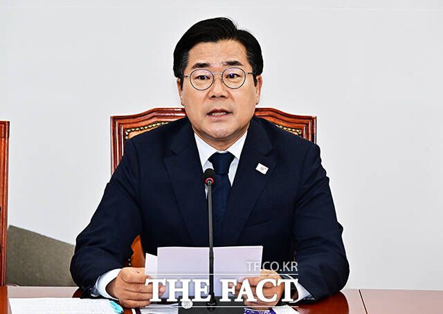 박찬대 더불어민주당 대표 직무대행 겸 원내대표가 12일 오전 서울 여의도 국회에서 열린 고별 기자간담회에 참석해 모두발언을 하고 있다./국회=배정한 기자