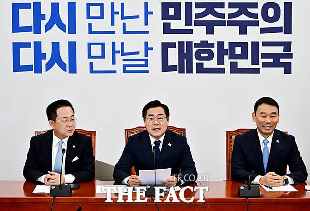 박찬대 더불어민주당 대표 직무대행 겸 원내대표가 12일 오전 서울 여의도 국회에서 열린 고별 기자간담회에 참석해 모두발언을 하고 있다. /국회=배정한 기자