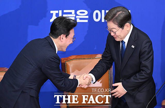핵심 쟁점은 헌법이 지향하는 삼권분립 원칙과 맞닿아 있다. 헌법 43조는 '국회의원은 법률이 정하는 직을 겸할 수 없다'고 규정한다. 이는 국무위원이 행정부 일원으로서 정책을 집행하고, 국회의원이 입법부 일원으로서 행정부를 견제해야 한다는 취지를 분명히 한다. /박헌우 기자