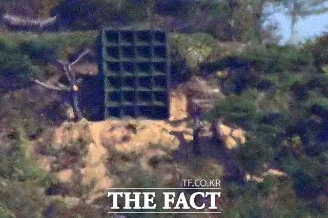 군 당국이 대북 확성기 방송을 1년 만에 중단한 가운데 소음 피해를 겪고 있던 접경지역 주민들은 "조용한 마을을 되찾았다"며 기뻐하는 분위기다. 사진은 인천 강화군 송해면에서 바라본 북한 황해도 개풍군 야산에 설치된 대남 스피커의 모습. /남윤호 기자