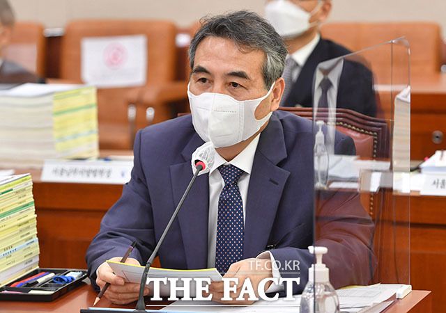 김건희 특검 후보로는 민중기 전 원장이 추천됐다. 대전고와 서울대 법대를 졸업한 민 전 원장은 연수원 14기로 법관에 임용돼 대법원 재판연구관, 서울고법 수석부장판사 등을 거쳐 서울중앙지법원장을 지냈다. /뉴시스