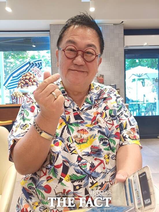이용식은 연예계 대표적인 '딸바보'다. 외동딸 이수민이 최근 출산한 뒤 그는 "요즘 손녀 육아에 시간가는 줄 모른다"며 활짝 웃었다. /더팩트 DB