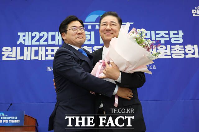 13일 서울 여의도 국회에서 열린 제22대 국회 더불어민주당 제2기 원내대표 선출 의원총회에서 김병기(오른쪽) 신임 원내대표가 박찬대 당대표 직무대행과 꽃다발을 들고 기념촬영하고 있다. /이새롬 기자