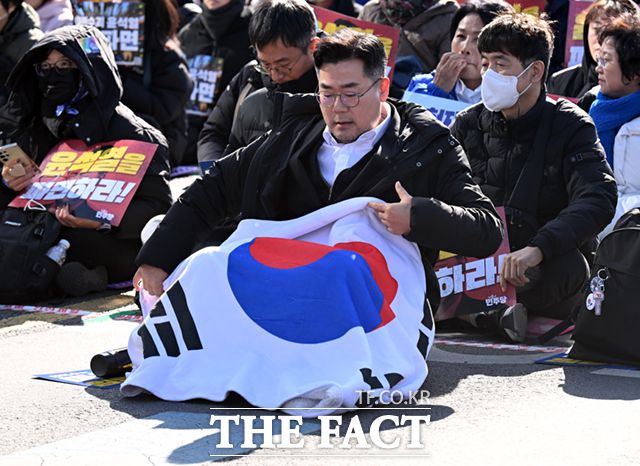 박 원내대표(사진)가 이재명 당대표와 호흡을 맞추며 유연함 속 강인한 리더십을 발휘했다는 당내 호평이 우세하지만 줄탄핵과 특검 주도로 대치 정국을 이끈 점은 아쉬운 대목이라는 평가가 나온다./이새롬 기자
