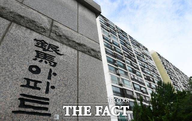 13일 소방당국과 구청에 따르면 이날 오후 1시2분께 은마아파트 8동 앞 하수관 교체 공사현장에서 작업자 2명이 매몰됐다. /더팩트DB