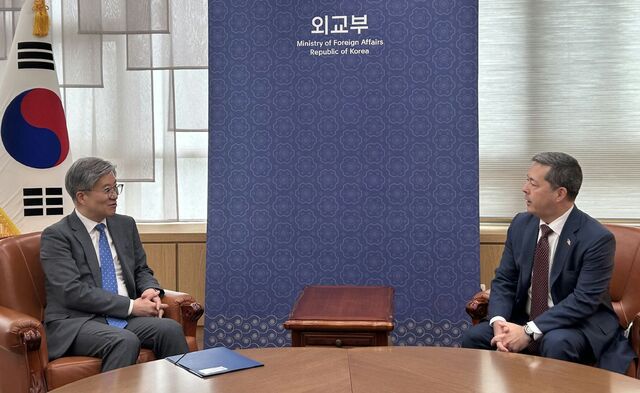김희상 경제외교조정관(왼쪽)은 이날 오닐 고위관리와 만나 양국 간 진행 중인 관세 협의에 대해서도 의견을 교환했다. /외교부