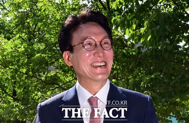 김민석 국무총리 후보자는 13일 불법 정치자금 제공자와의 금전 거래 의혹에 대해 "대출을 받아 전액 상환했다"고 해명했다. /임영무 기자